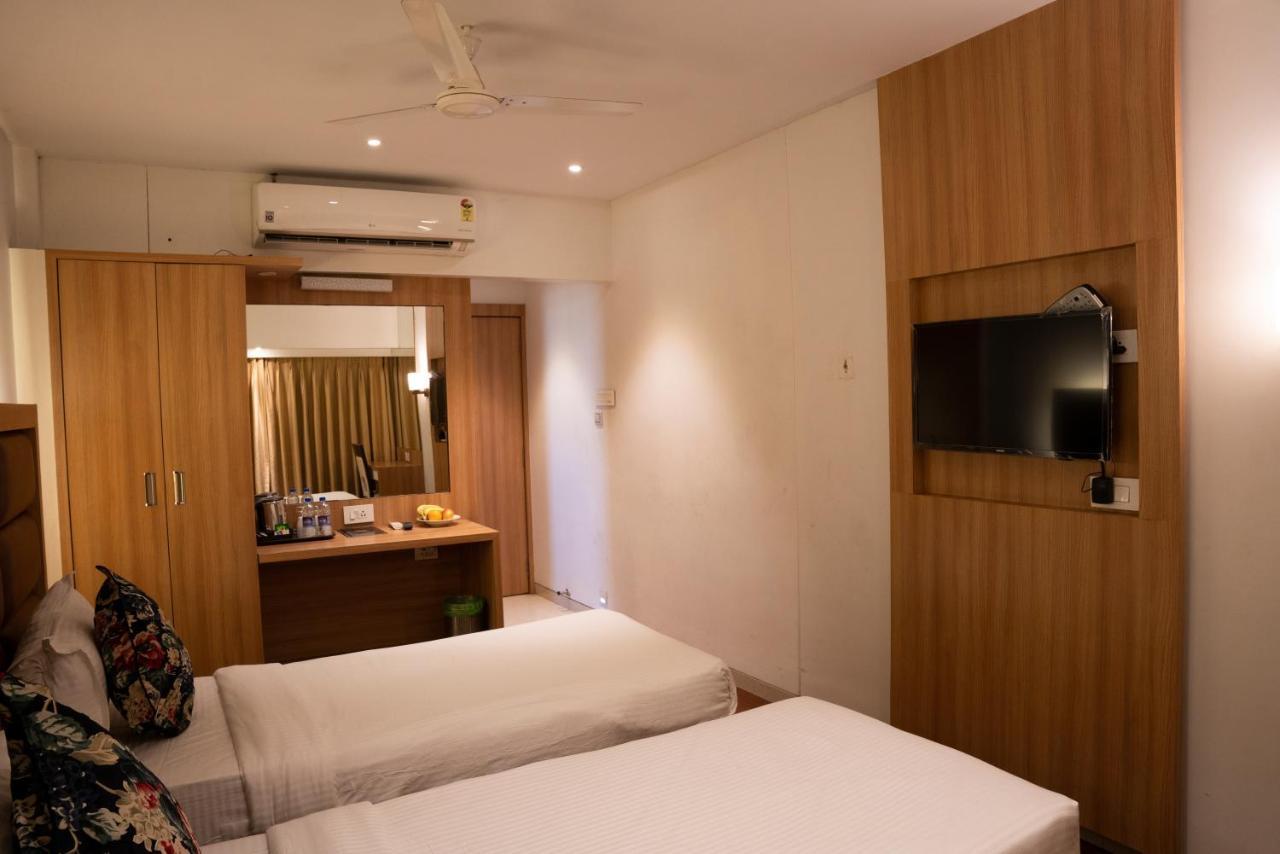 Gold Crest Business Hotel Navi Mumbai Exterior foto